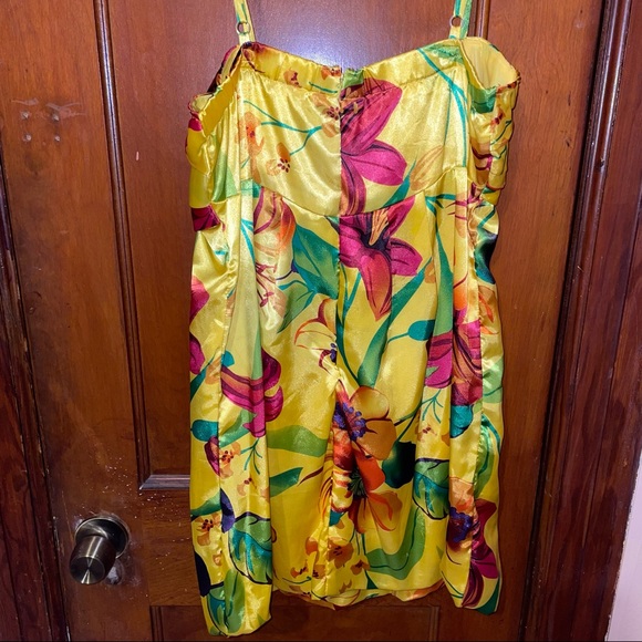 Tropical print satin blouse 🌷🌟💥🌼 - Picture 5 of 5